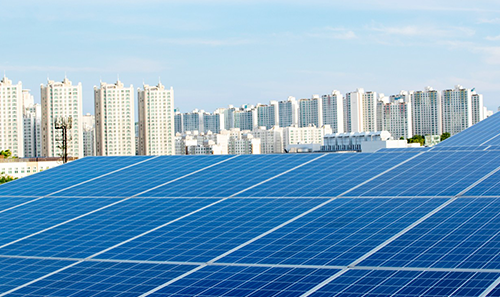 생활 밀접 도심형은 사업모델을 도심 태양광, 연료전지 등과연계한 주택가, 오피스 지역 중심으로 구성하며, 해당 이미지는 아파트가 보이는 도심지에 태양광 충전 패널이 존재하는 이미지이다.